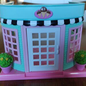 Li'l Woodzeez Ice Cream Parlor Store Front